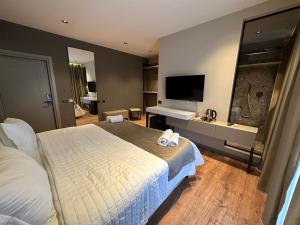 Un pat sau paturi într-o cameră la Hotel Gjallica