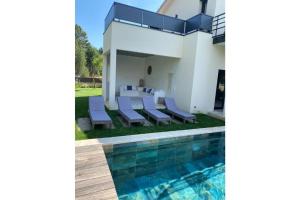 Basen w obiekcie La Villa Des Trois Pins lub w pobliżu