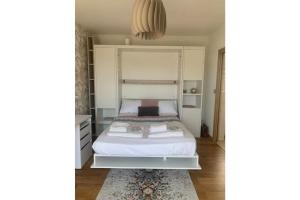 Łóżko lub łóżka w pokoju w obiekcie La Villa Des Trois Pins