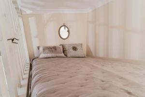 A bed or beds in a room at La Petite Maison de Villecroze