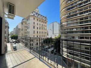 balcón con vistas a una ciudad con edificios en Hermoso departamento en el Centro de Buenos Aires- Viamonte 3 en Buenos Aires