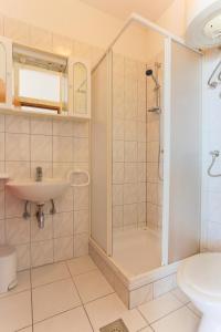 Ένα μπάνιο στο Apartment Ema