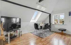 een woonkamer met een tafel en stoelen bij Nice Apartment In Haderslev With House Sea View in Haderslev