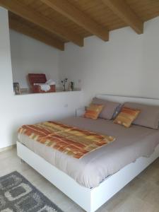 a bedroom with a large bed in a room at Casa Ghirthalos in Nuoro