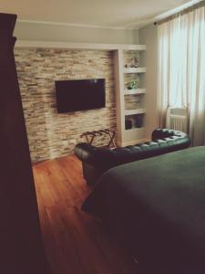 A television and/or entertainment centre at B&B San Paolo Sweethome