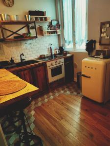 eine Küche mit einem Kühlschrank und einem Tisch darin in der Unterkunft B&B San Paolo Sweethome in Parma