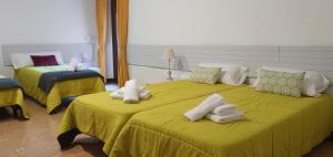 A bed or beds in a room at espai Abadia