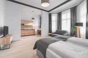 Aparthotel Platinum في شتتين: غرفة نوم مع سرير وغرفة معيشة
