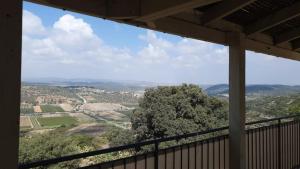 una vista desde el balcón de una casa en הצימר של נוף הגבעה זכרון, en Zikhron Ya‘aqov