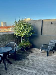 eine Terrasse mit 2 Stühlen und einem Tisch auf dem Balkon in der Unterkunft Oranje Nassau aan Zee Appartement in Zandvoort
