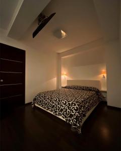 een slaapkamer met een bed in een witte kamer bij Sei ottavi in Gioiosa Marea