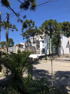 a view of houses from behind a fence at Recanto das Gralhas in São Francisco de Paula