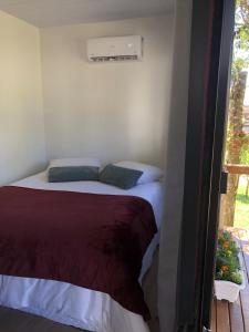 サン・フランシスコ・デ・パウラにあるRecanto das Gralhasの小さなベッドルーム(ベッド1台、窓付)