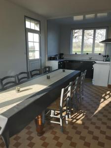 A kitchen or kitchenette at Gîte spacieux et chaleureux