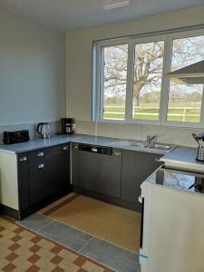 A kitchen or kitchenette at Gîte spacieux et chaleureux