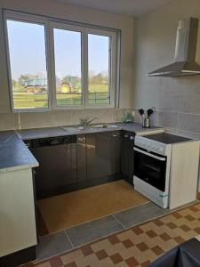 Kuchyňa alebo kuchynka v ubytovaní Gîte spacieux et chaleureux + 16 fotografií