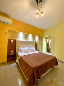 - une chambre avec un grand lit dans l'établissement Pilo Lala Hotel, à Lushnjë