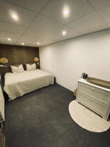 een slaapkamer met een bed en een dressoir bij By Balu in Soest