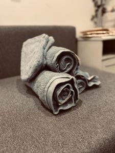 stos ręczników siedzących na kanapie w obiekcie By Balu w mieście Soest