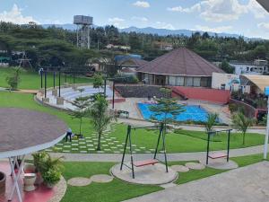 een luchtzicht op een park met een zwembad bij Asyana Gardens in Nairobi
