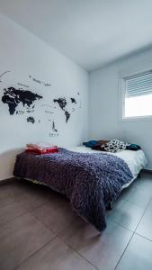 um quarto com uma cama com um mapa na parede em Habitación Doble em Benavites