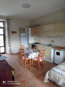 a kitchen with a table and chairs in a room at Lovely 1-Bed Apartment in Gallinaro in Gallinaro