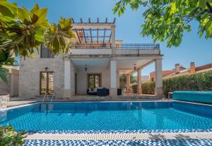 eine Villa mit einem Pool und einem Haus in der Unterkunft Vila Plima in Becici