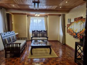 een woonkamer met een bank en een salontafel bij Asyana Gardens in Nairobi
