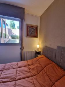 um quarto com uma cama grande e uma janela em Appartement Face a la Mer em Pornic