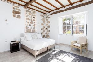 A bed or beds in a room at Detached Villa with Garden, Heated and Private Pool, Sea View, Parking Free Még 37 kép