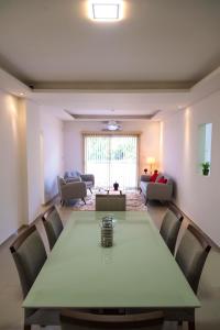 uma sala de jantar com uma mesa verde e cadeiras em Edificio Mia Victoria em Oberá