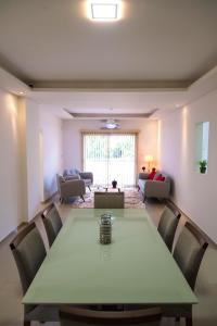 comedor con mesa verde y sillas en Edificio Mia Victoria, en Oberá