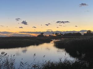 Blick auf einen Fluss bei Sonnenuntergang in der Unterkunft Adosado cerca de la playa in Torredembarra