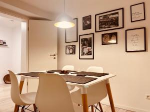 een eetkamer met een witte tafel en stoelen bij AR Apartments I 4 Pers I Prime I Küche I WLAN I Office in Rudolstadt