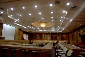 een grote kamer met rijen tafels en stoelen bij Cairo international Scout House in Caïro