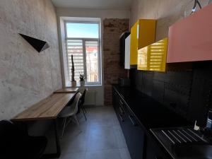 泰爾諾皮歐的住宿－Smolynja stail，厨房配有木桌和窗户。