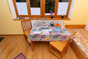 - une table dans une pièce avec une table et des chaises dans l'établissement Wo München am schönsten ist, à Grünwald