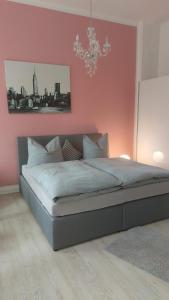 - une chambre dotée d'un lit avec un mur rose dans l'établissement Reif&Buffi, à Lahnstein