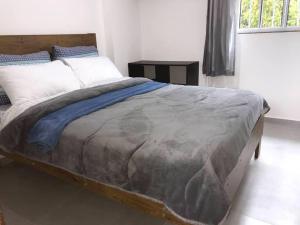 a bedroom with a large bed with a wooden frame at Apartamentos Aconchegantes Bingen em Petrópolis in Petrópolis