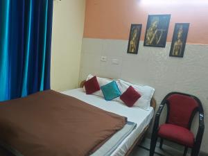 Postel nebo postele na pokoji v ubytování Hotel Shiv Palace
