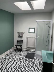 baño con ducha y suelo blanco y negro en DOUAI 3 Joli studio face à la gare, en Douai