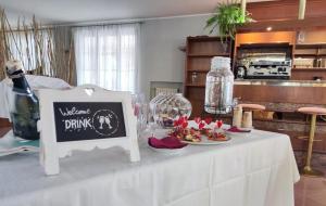 una mesa con un cartel y platos de comida en ella en Hotel Il Castello en Pozzolengo