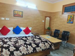 Postel nebo postele na pokoji v ubytování Hotel Shiv Palace