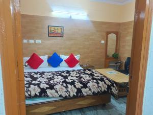 Postel nebo postele na pokoji v ubytování Hotel Shiv Palace