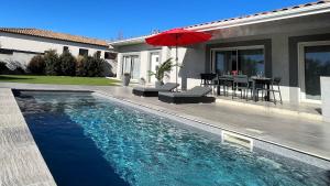 Fotografie z fotogalerie ubytování Belle villa avec piscine et vue v destinaci Servian
