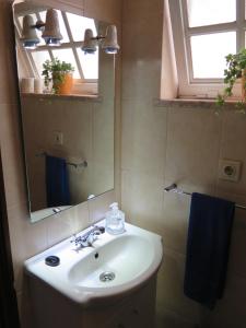 a bathroom with a sink and a mirror at Aveiro Luz in Aveiro