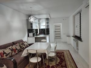 奇姆肯特的住宿－"AIKO" Konak Otbasy，客厅配有沙发和桌椅