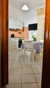 A kitchen or kitchenette at Amaryllis Apartments