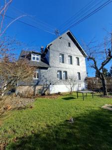 una gran casa gris en un campo de hierba en Alte Schule Steinen, en Steinen