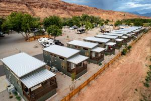 una vista aérea de un rancho con muchas casas en Sun Outdoors North Moab, en Moab